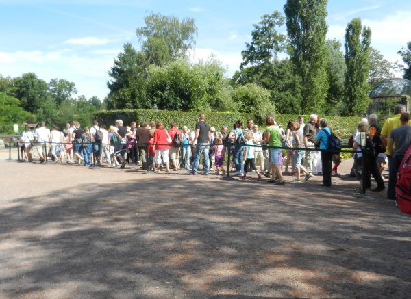 10 - Viele, viele Menschen - lange Schlangen fuer die Bootsfahrt in Gondwanaland.jpg